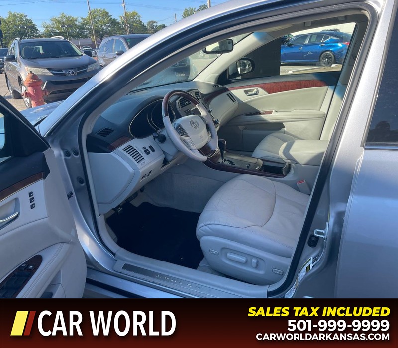 Toyota Avalon Vehicle Full-screen Gallery Image 11