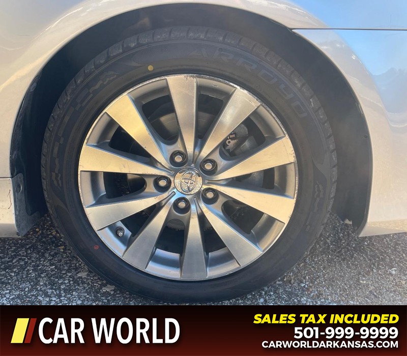 Toyota Avalon Vehicle Full-screen Gallery Image 18