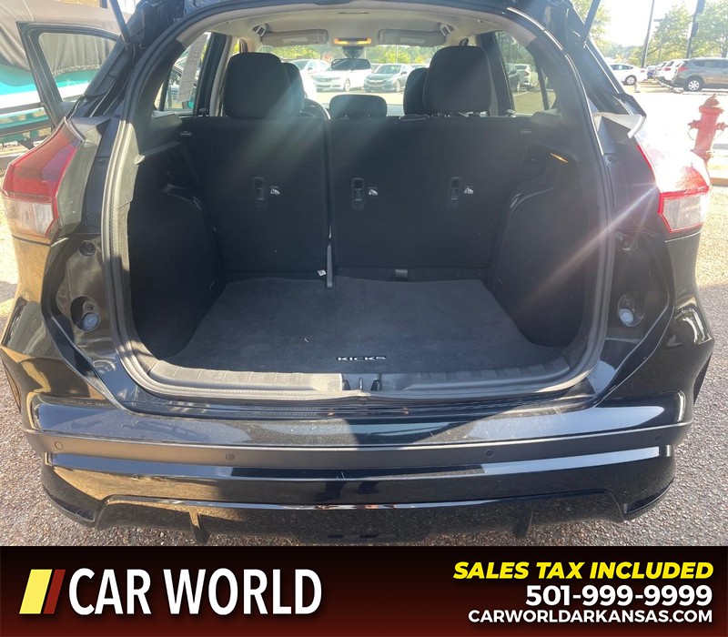 Nissan Kicks Vehicle Full-screen Gallery Image 16