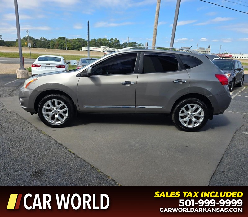 Nissan Rogue Vehicle Full-screen Gallery Image 4