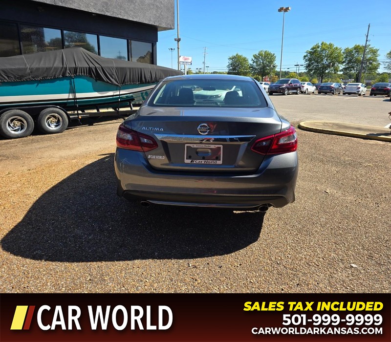 Nissan Altima Vehicle Full-screen Gallery Image 5