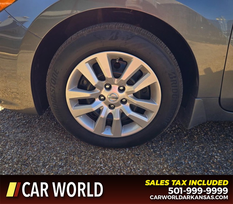 Nissan Altima Vehicle Full-screen Gallery Image 6