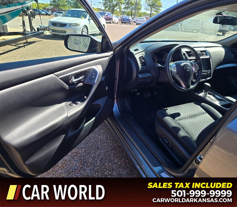 Nissan Altima Vehicle Full-screen Gallery Image 7