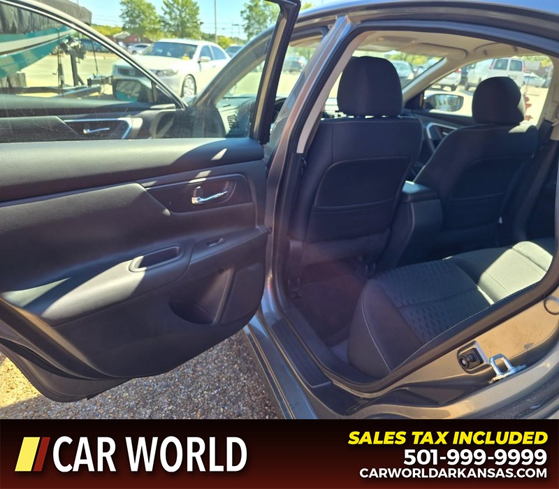 Nissan Altima Vehicle Full-screen Gallery Image 9