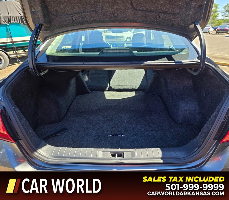 Nissan Altima Vehicle Full-screen Gallery Image 14