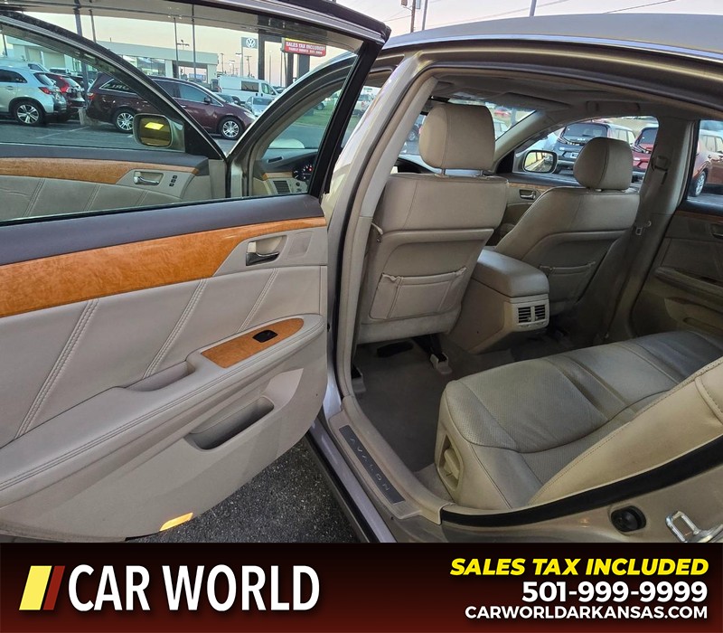 Toyota Avalon Vehicle Full-screen Gallery Image 9