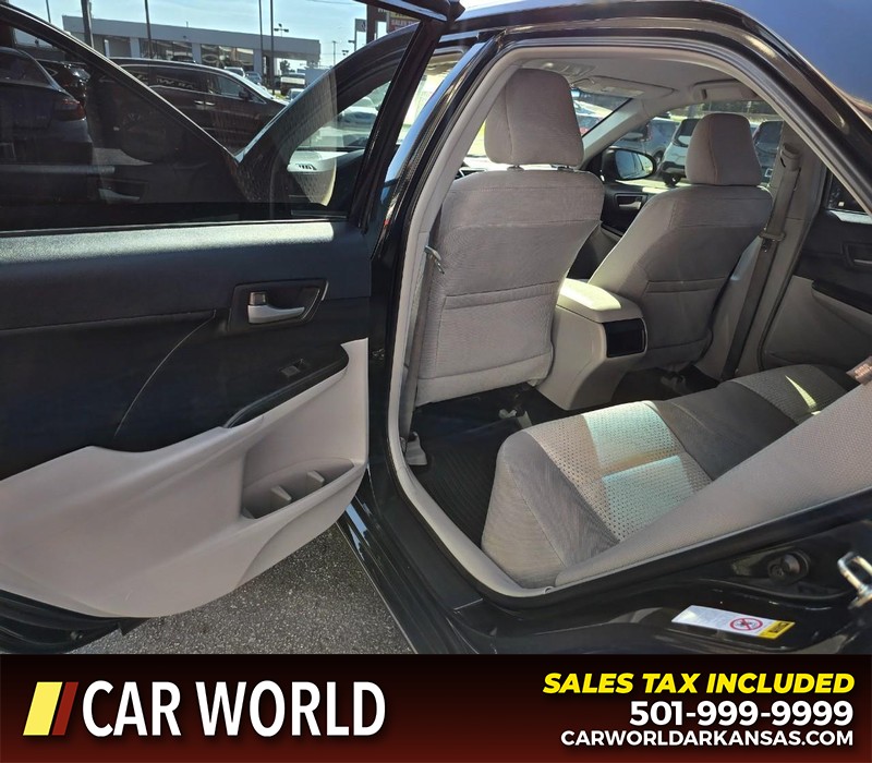 Toyota Camry Vehicle Full-screen Gallery Image 9