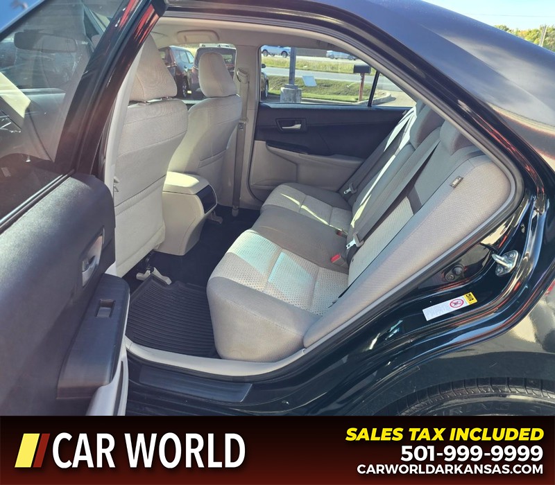 Toyota Camry Vehicle Full-screen Gallery Image 10