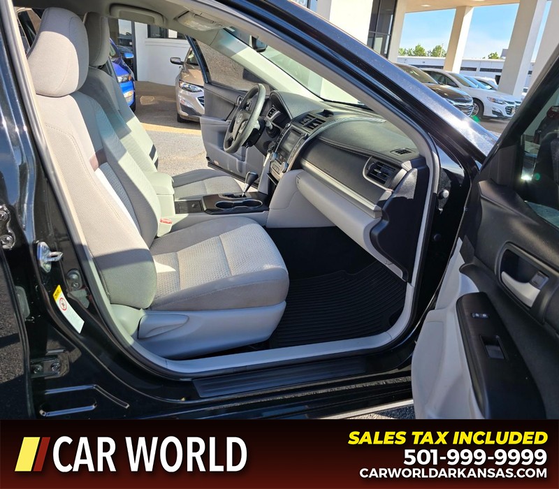 Toyota Camry Vehicle Full-screen Gallery Image 11