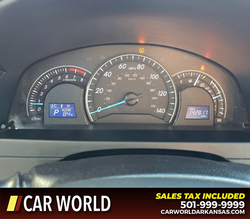 Toyota Camry Vehicle Full-screen Gallery Image 17