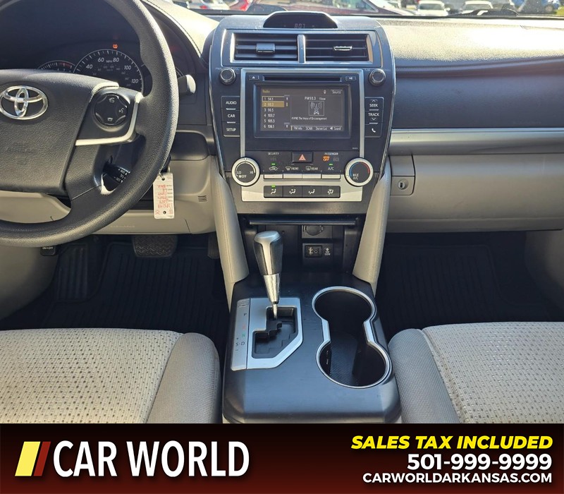 Toyota Camry Vehicle Full-screen Gallery Image 18