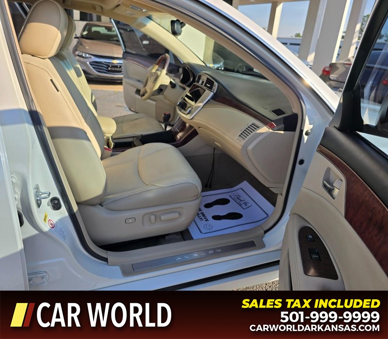 Toyota Avalon Vehicle Full-screen Gallery Image 12