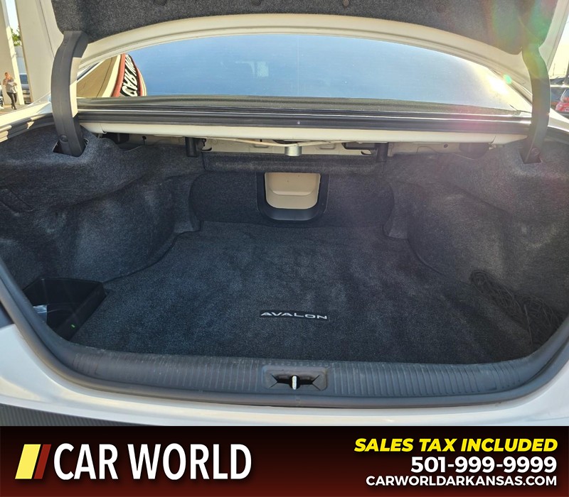 Toyota Avalon Vehicle Full-screen Gallery Image 15