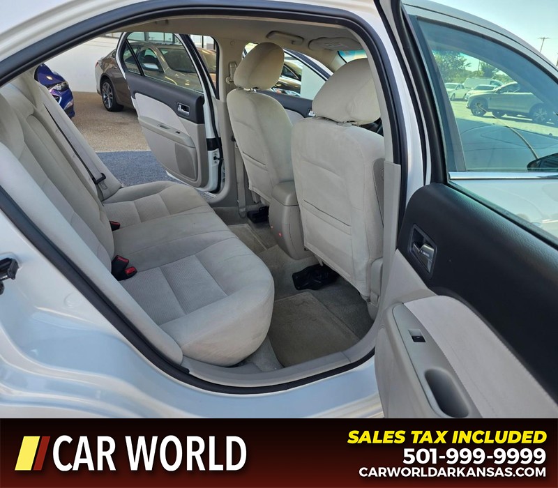 Ford Fusion Vehicle Full-screen Gallery Image 12