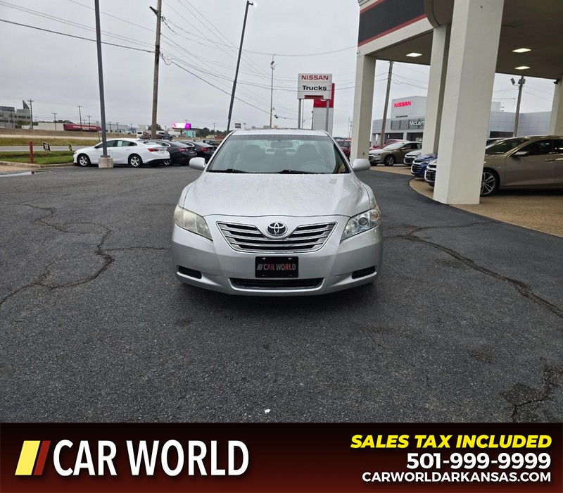 Toyota Camry Hybrid Vehicle Full-screen Gallery Image 2