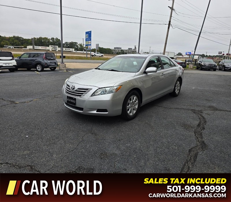 Toyota Camry Hybrid Vehicle Full-screen Gallery Image 3