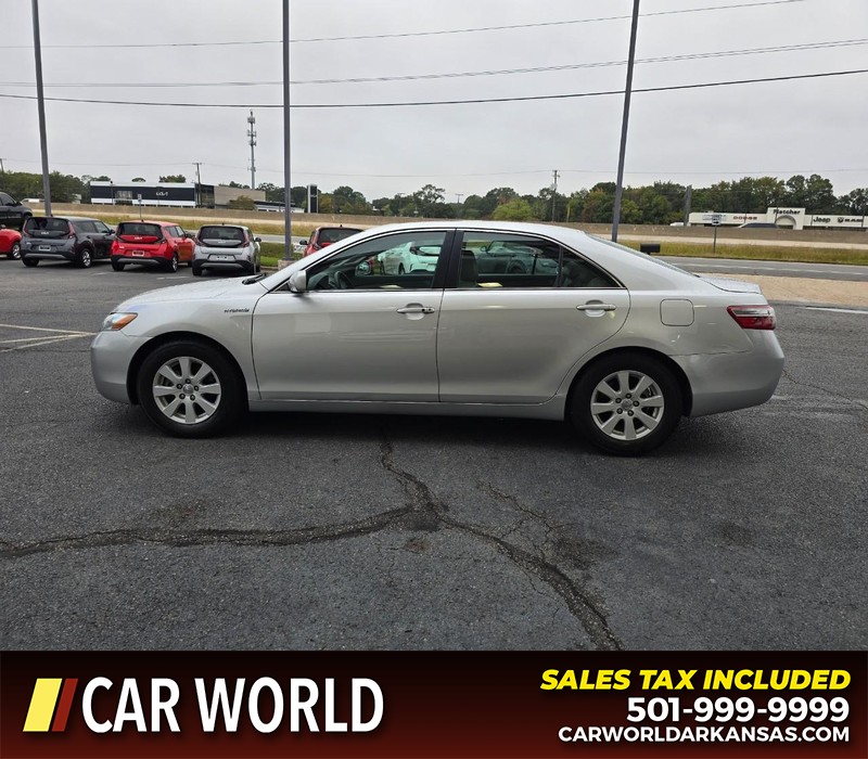 Toyota Camry Hybrid Vehicle Full-screen Gallery Image 4