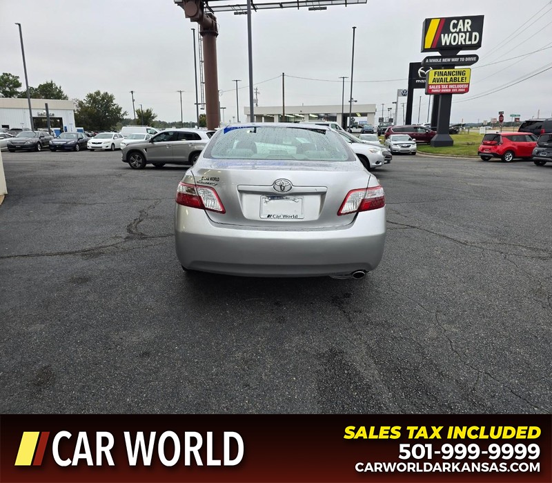 Toyota Camry Hybrid Vehicle Full-screen Gallery Image 5