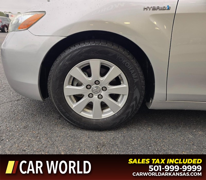 Toyota Camry Hybrid Vehicle Full-screen Gallery Image 6