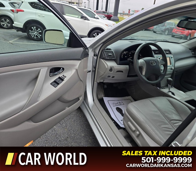 Toyota Camry Hybrid Vehicle Full-screen Gallery Image 7