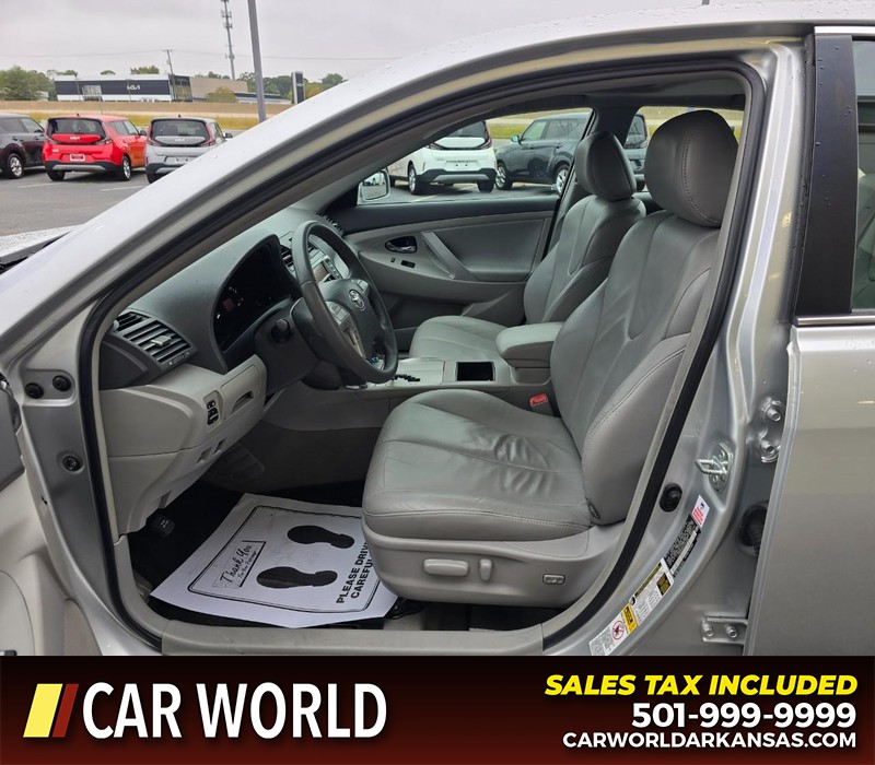 Toyota Camry Hybrid Vehicle Full-screen Gallery Image 8