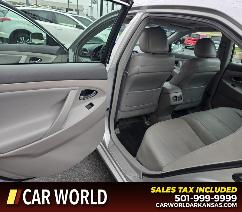 Toyota Camry Hybrid Vehicle Full-screen Gallery Image 9