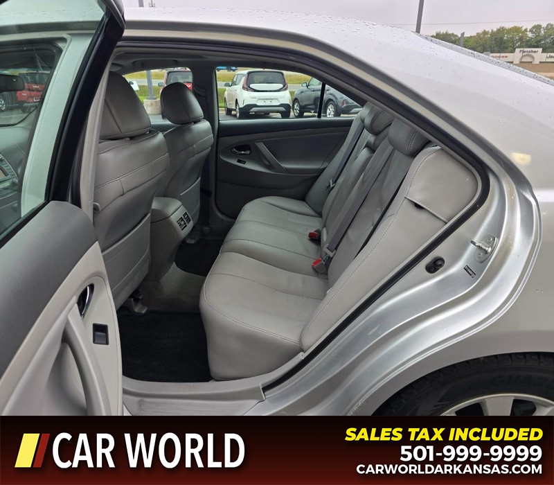 Toyota Camry Hybrid Vehicle Full-screen Gallery Image 10