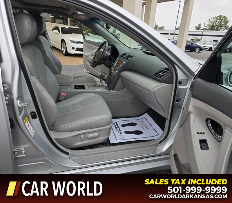 Toyota Camry Hybrid Vehicle Full-screen Gallery Image 11