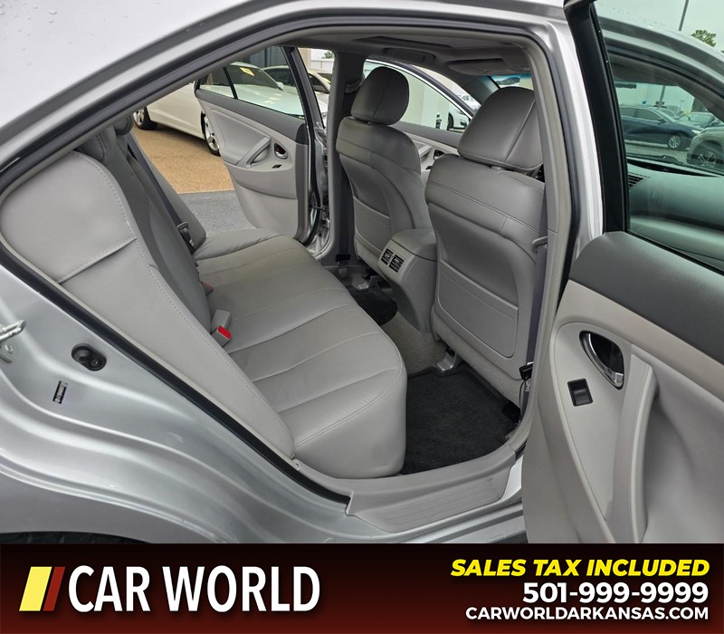 Toyota Camry Hybrid Vehicle Full-screen Gallery Image 12