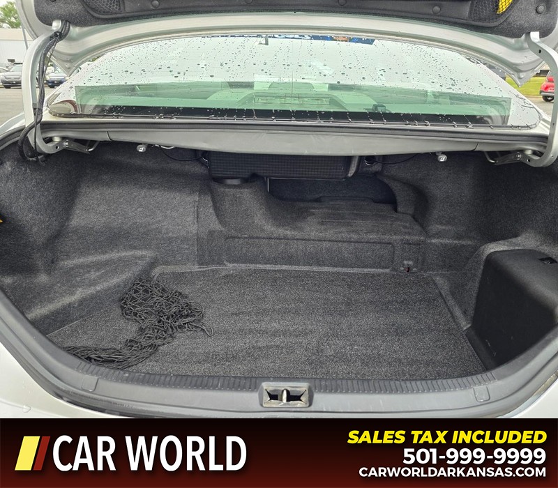 Toyota Camry Hybrid Vehicle Full-screen Gallery Image 13