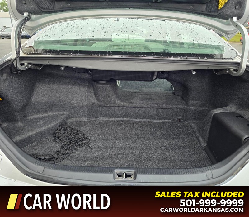 Toyota Camry Hybrid Vehicle Full-screen Gallery Image 14