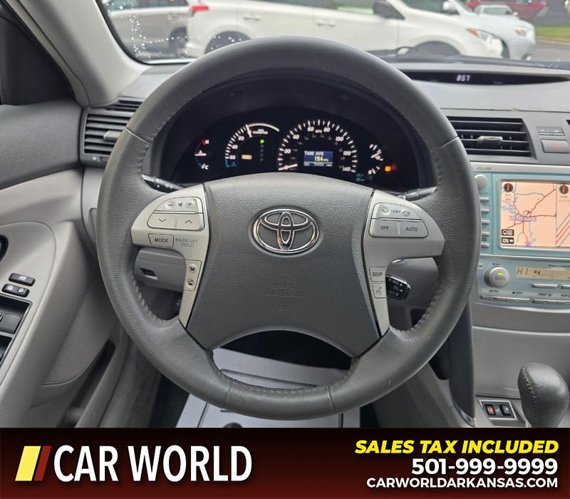 Toyota Camry Hybrid Vehicle Full-screen Gallery Image 15