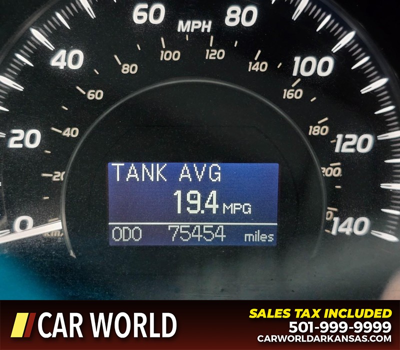 Toyota Camry Hybrid Vehicle Full-screen Gallery Image 16