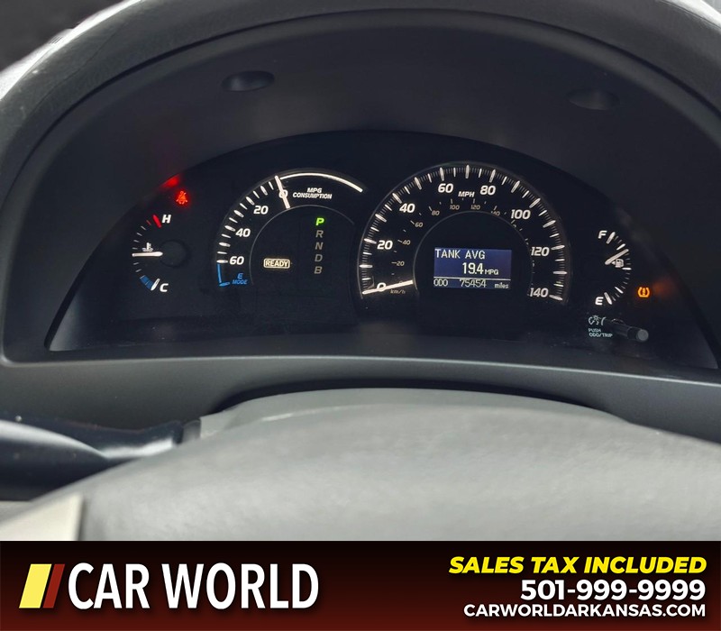 Toyota Camry Hybrid Vehicle Full-screen Gallery Image 17