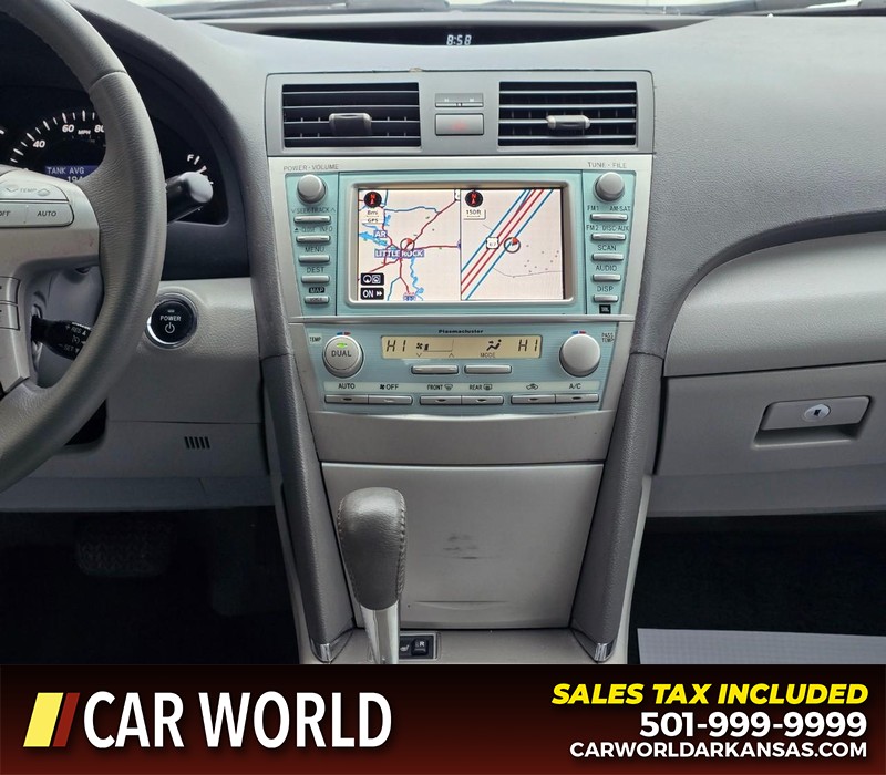 Toyota Camry Hybrid Vehicle Full-screen Gallery Image 18