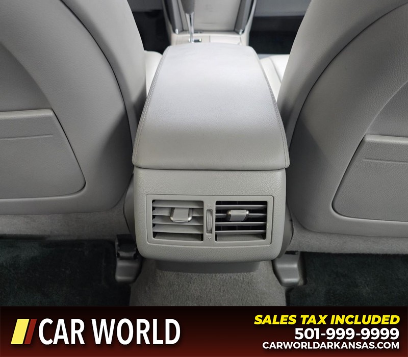 Toyota Camry Hybrid Vehicle Full-screen Gallery Image 20