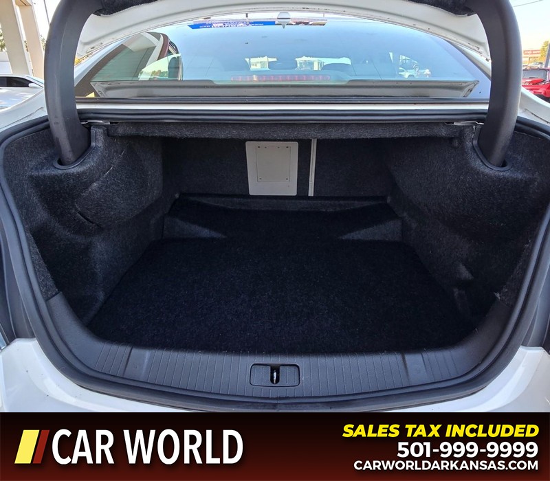 Buick LaCrosse Vehicle Full-screen Gallery Image 13