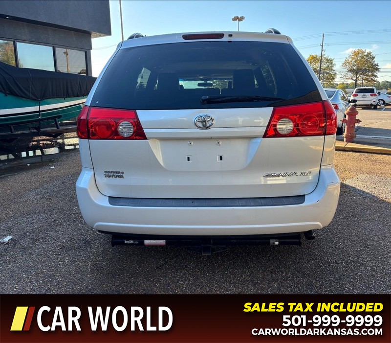 Toyota Sienna Vehicle Full-screen Gallery Image 4