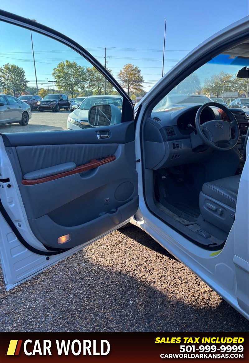 Toyota Sienna Vehicle Full-screen Gallery Image 12