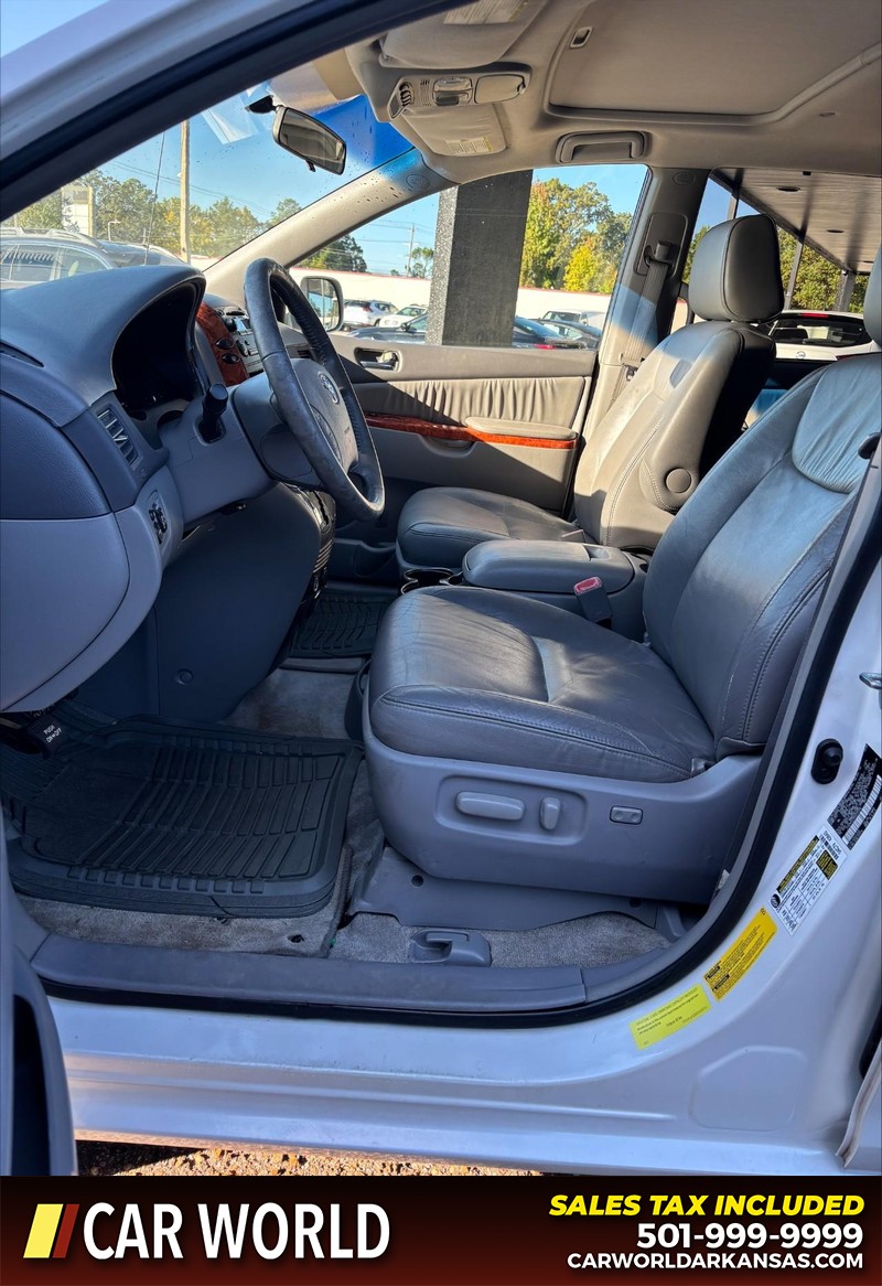 Toyota Sienna Vehicle Full-screen Gallery Image 13