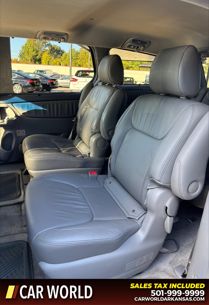 Toyota Sienna Vehicle Full-screen Gallery Image 15