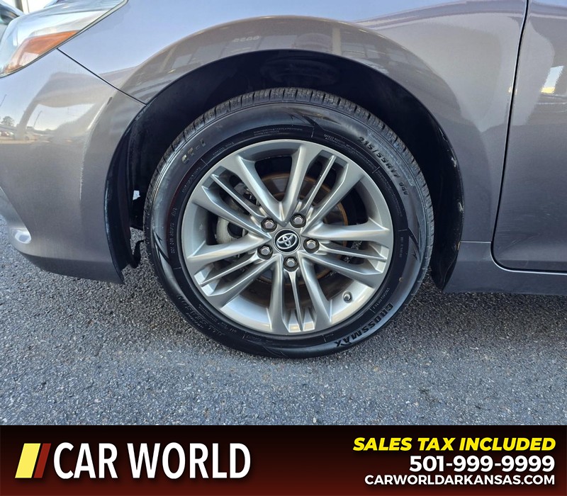 Toyota Camry Vehicle Full-screen Gallery Image 6