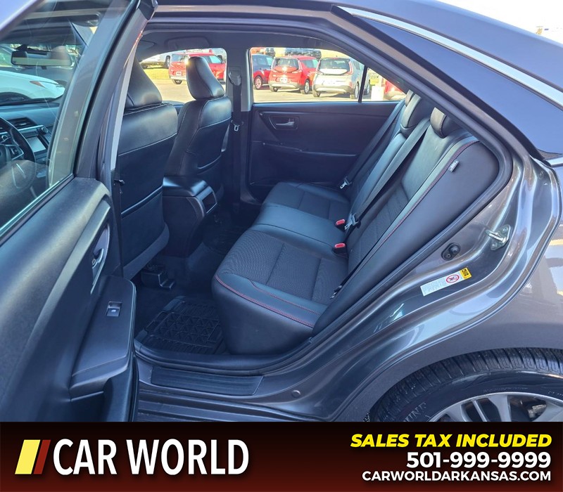 Toyota Camry Vehicle Full-screen Gallery Image 10