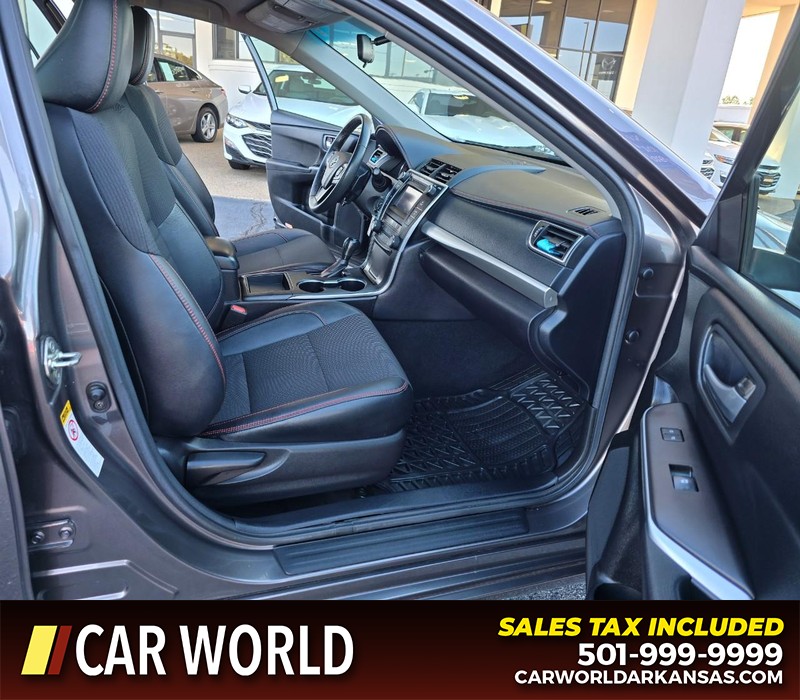 Toyota Camry Vehicle Full-screen Gallery Image 11