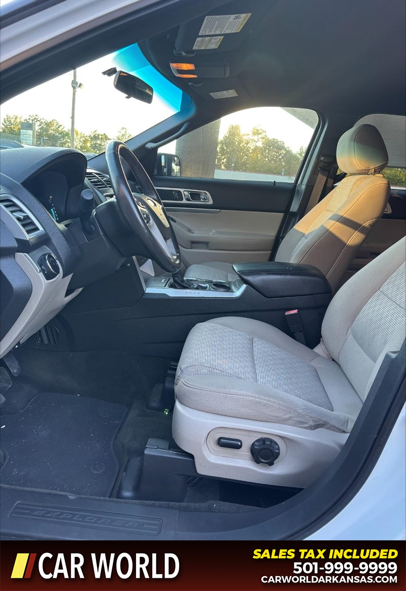 Ford Explorer Vehicle Full-screen Gallery Image 12