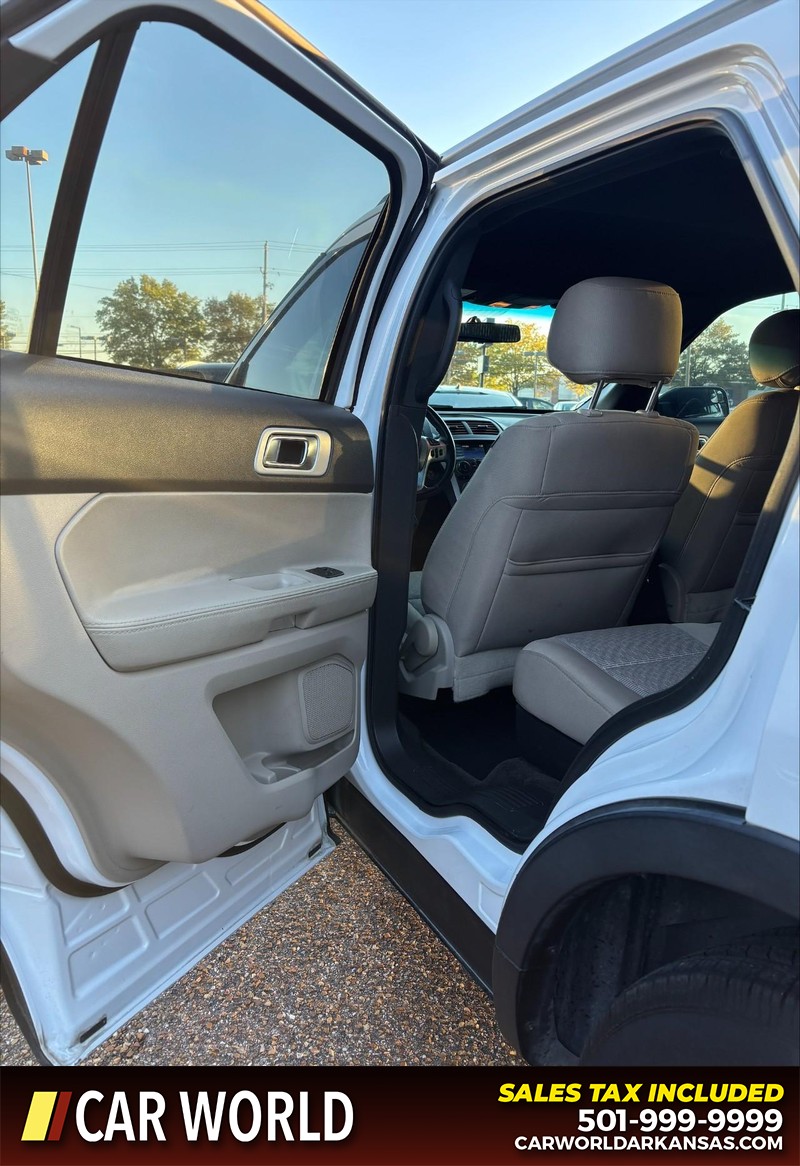 Ford Explorer Vehicle Full-screen Gallery Image 13