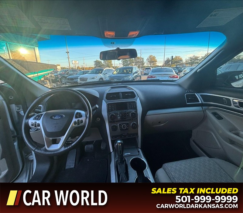 Ford Explorer Vehicle Full-screen Gallery Image 16