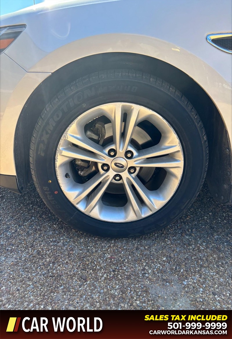 Ford Taurus Vehicle Full-screen Gallery Image 9