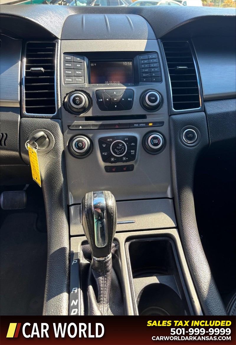 Ford Taurus Vehicle Full-screen Gallery Image 15