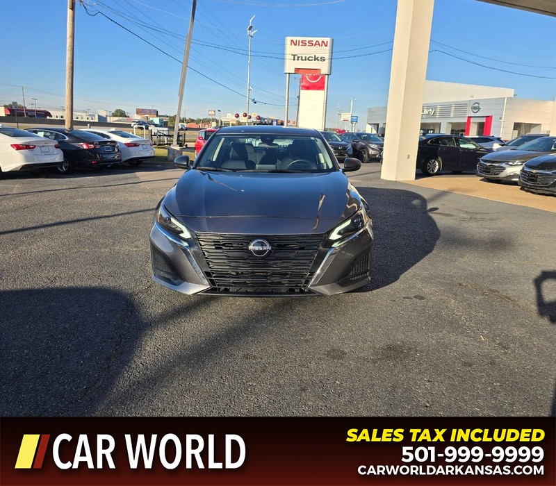 Nissan Altima Vehicle Full-screen Gallery Image 2